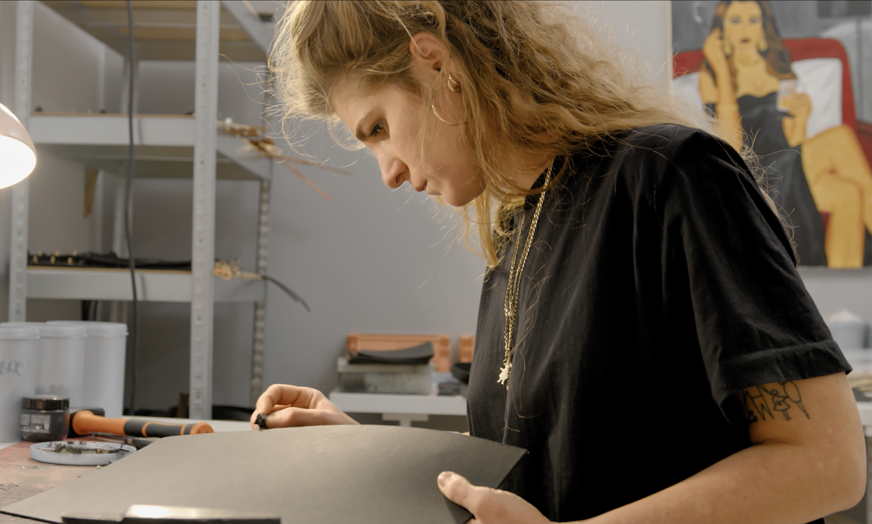 Klaudia Urban podczas ręcznej pracy ze skórą w pracowni UKLOU